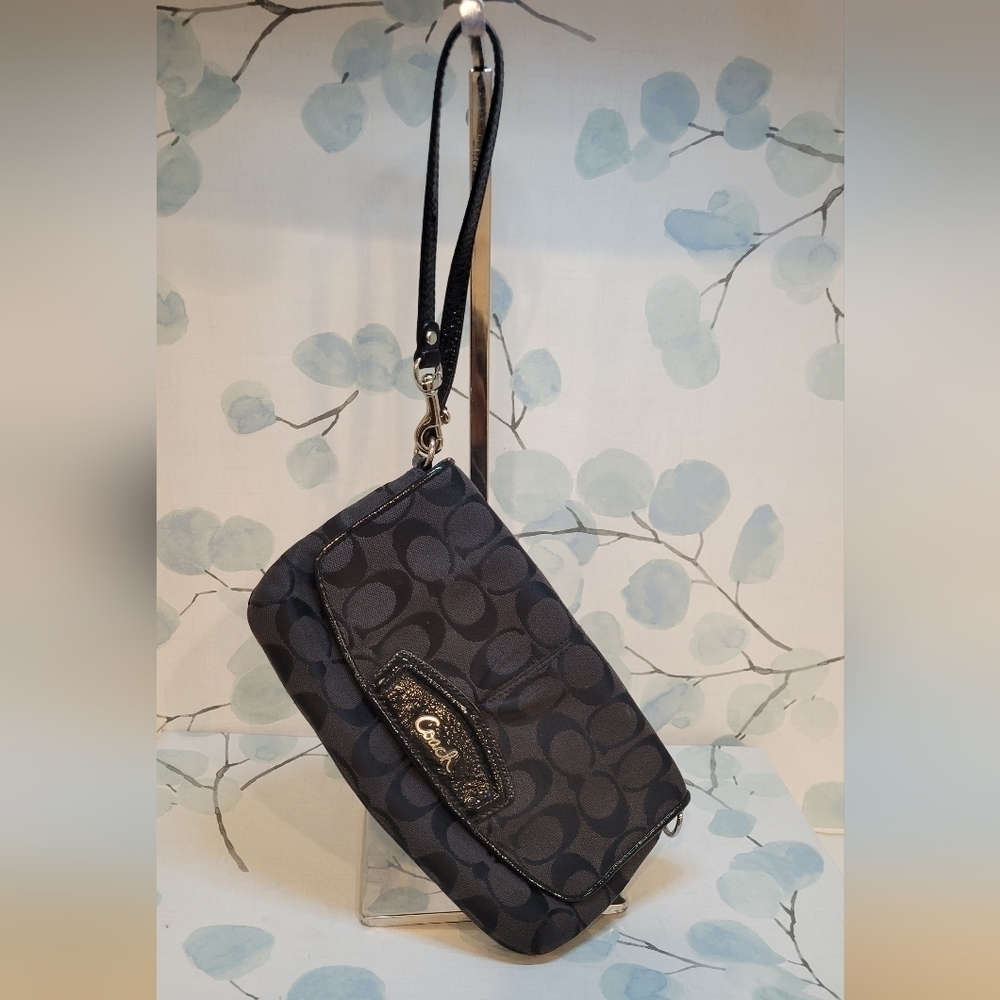 Coach Signature Black Jacquard Wristlet Purse. - Picture 3 of 6
